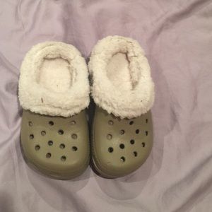 6/7y crocs