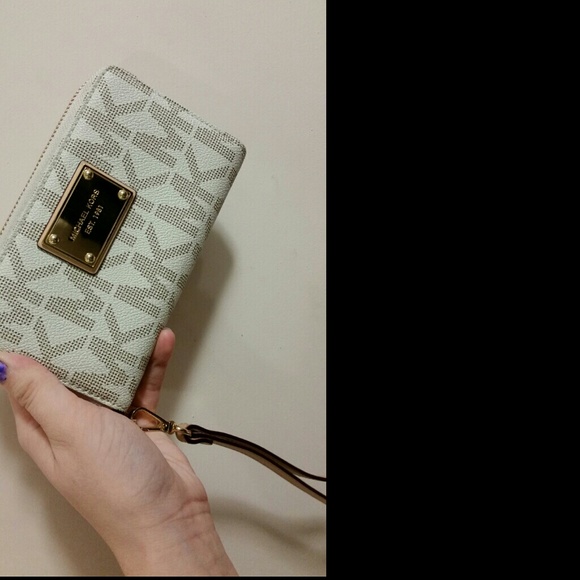 Micheal kors wallet/clutch