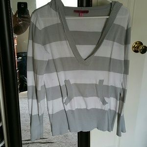 Low cut striped shirt