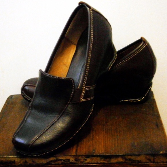 BJORNDAL BROWN LEATHER WEDGE PUMPS - 7 M