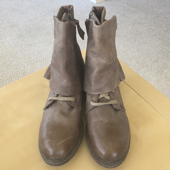 🚫SOLD IN BUNDLE🚫 Taupe distressed leather boots - Picture 2 of 4
