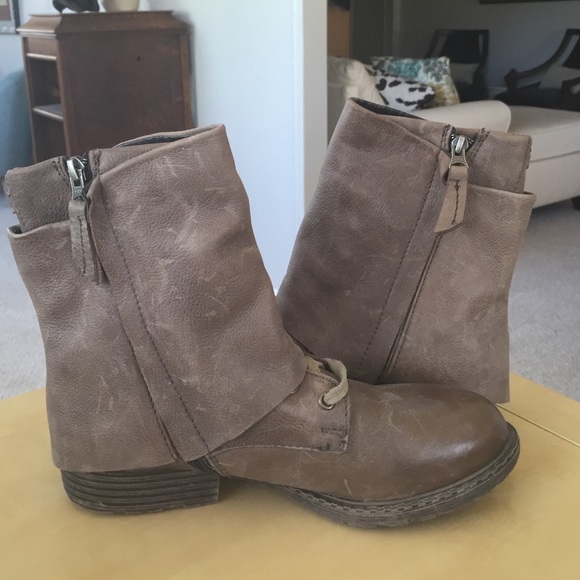 🚫SOLD IN BUNDLE🚫 Taupe distressed leather boots - Picture 3 of 4