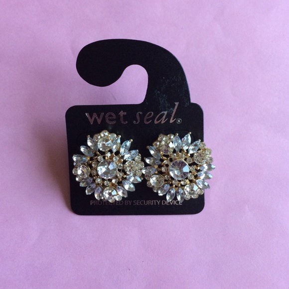 Jewelry - NWT! Rhinestone cluster cocktail earrings in gold