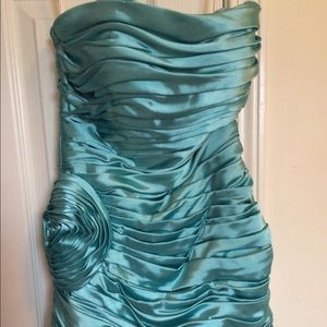 Short Strapless blue dress.