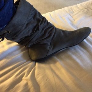 Super cute boots gray suede