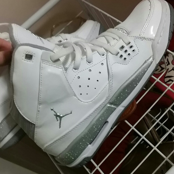 Jordans 6y fits womens 7.