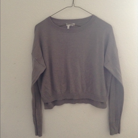 Cropped light grey sweater