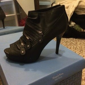 Black Simply Vera Wang booties