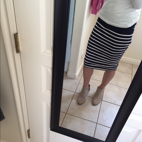 Gap navy and white striped pencil skirt