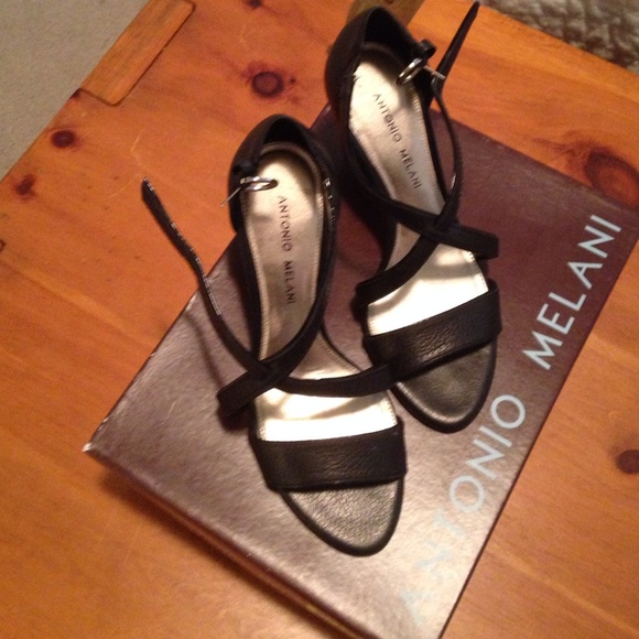 Antonio Melani size 6 Black strap shoe