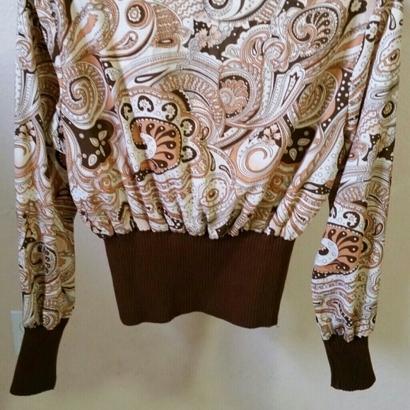 beautiful paisley patterned top. - Picture 3 of 4