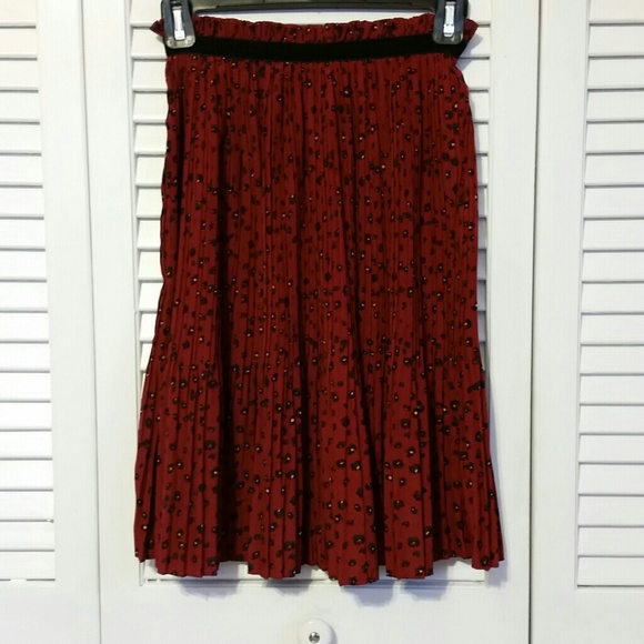 Red Pleated Knee Length Skirt - Picture 2 of 4