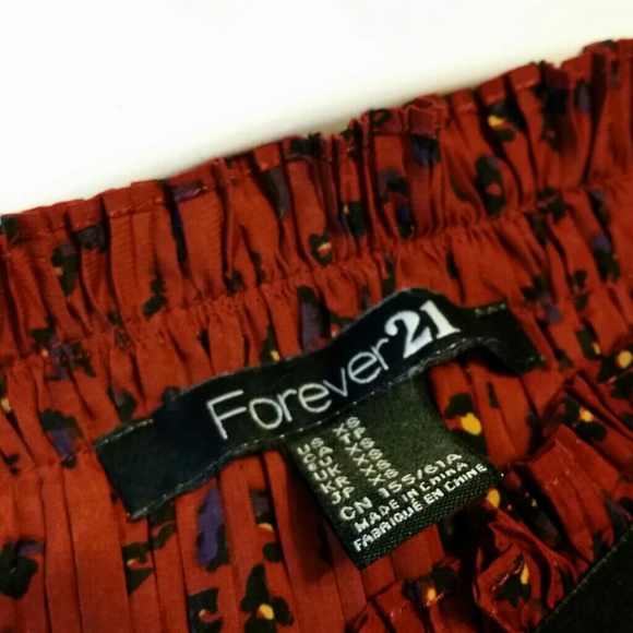 Red Pleated Knee Length Skirt - Picture 4 of 4