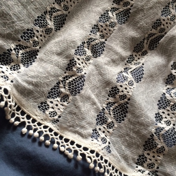 🎉HP 5/30🎉 Vintage lace top - Picture 3 of 4