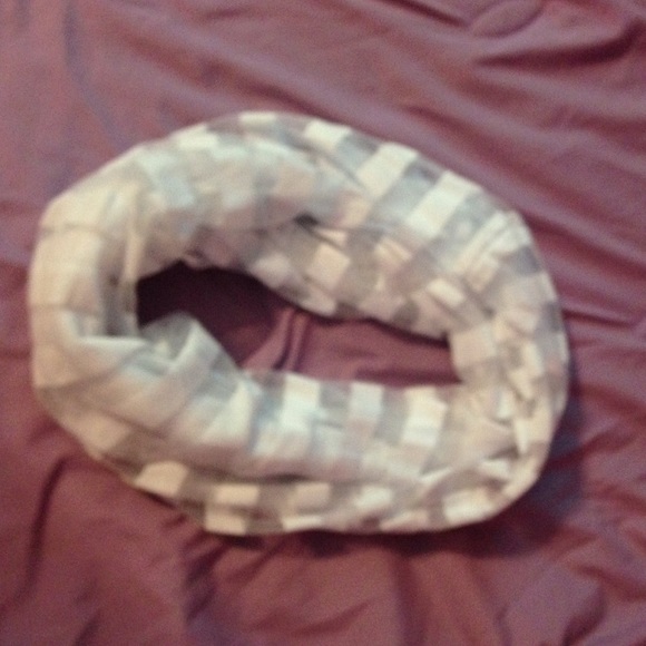 Sheer white infinity scarf - Picture 2 of 2