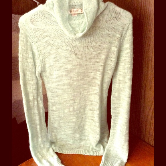 Beautiful mint green turtle neck.