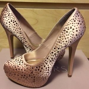 Bakers Palaace taupe studded platform pump Sz 6.5