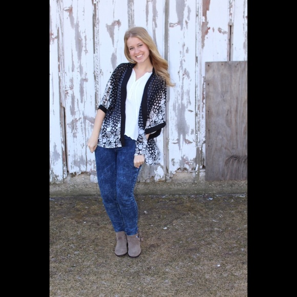 Black & White Sheer Patterned Kimono. - Picture 1 of 4