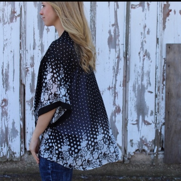 Black & White Sheer Patterned Kimono. - Picture 2 of 4