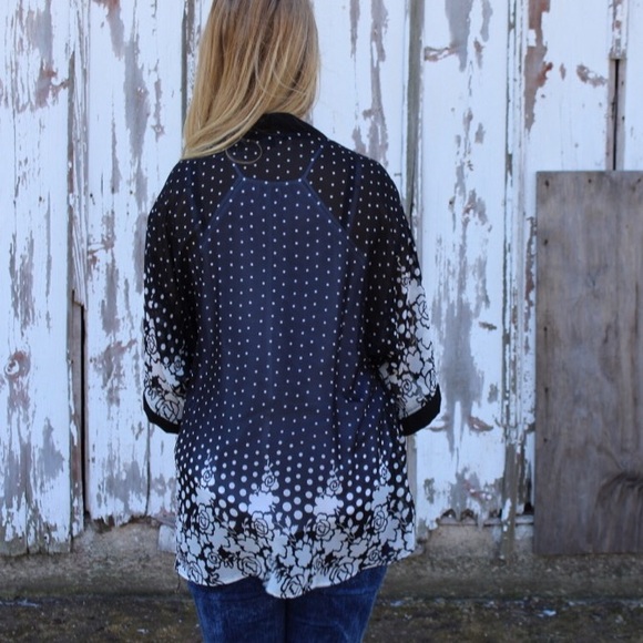 Black & White Sheer Patterned Kimono. - Picture 3 of 4