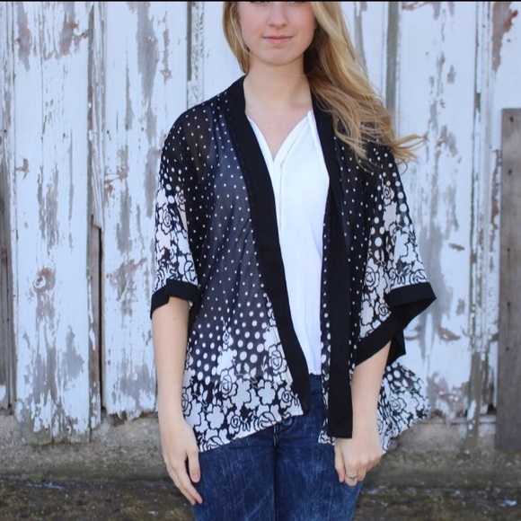 Black & White Sheer Patterned Kimono. - Picture 4 of 4