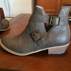 2 buckle booties