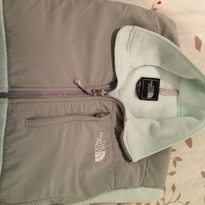 Medium, womens Denali northface jacket.