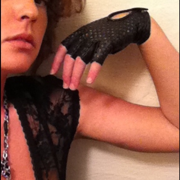 Bebe 100% leather styled gloves