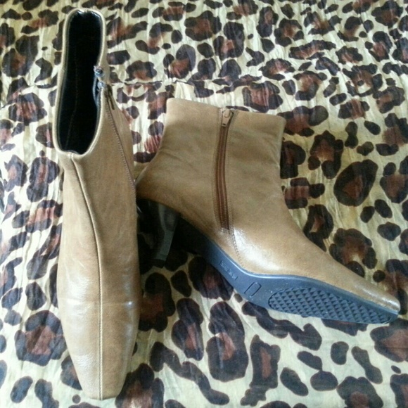 NATURALIZER KITTEN HEEL SHOE BOOTS