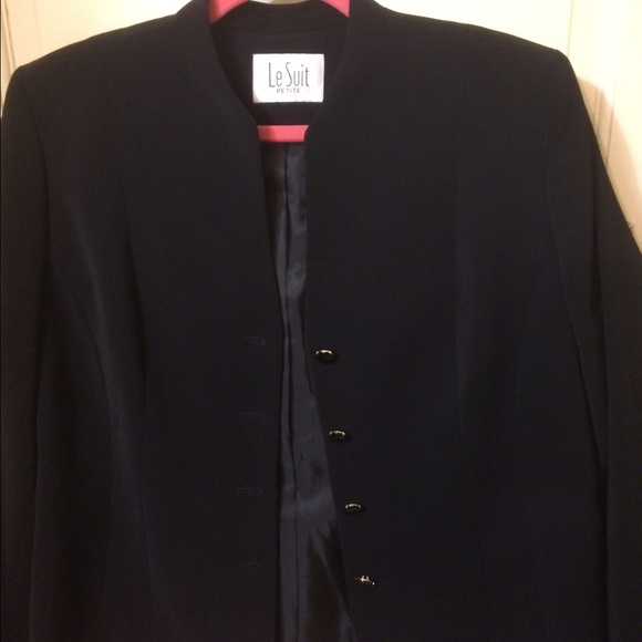 Le suit!! Beautiful black suit.☔️☔️☔️☔️☔️