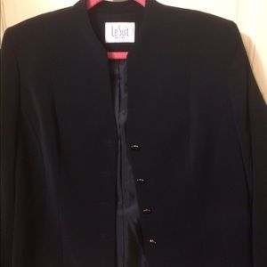 Le suit!! Beautiful black suit.☔️☔️☔️☔️☔️