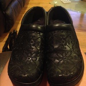 Klogs ! Very comfortable ! Great for the hospital