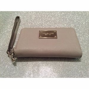 100% authentic. Michael Kors iPhone wristlet.