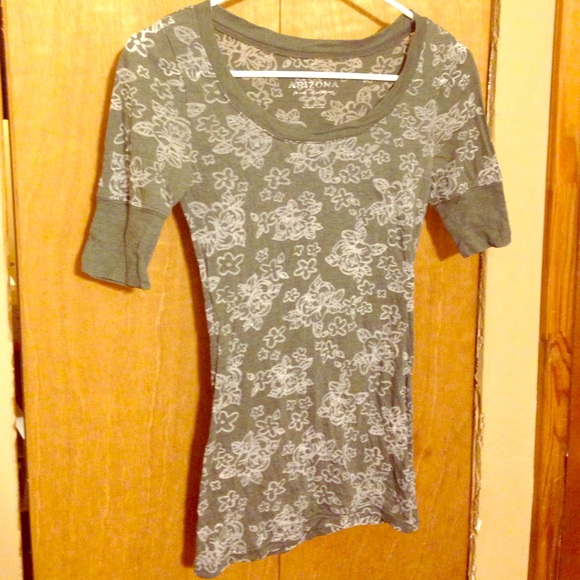 Cute green quarter sleeve shirt!
