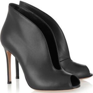 Halogen Katrina Black Booties Size 8