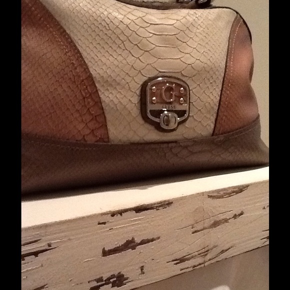 👣SOLD👣Guess Handbag - Picture 2 of 4