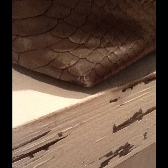 👣SOLD👣Guess Handbag - Picture 4 of 4