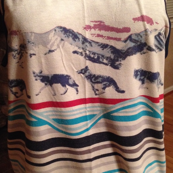 π Traded! π Running Wolves Tank πΊ - Picture 2 of 2