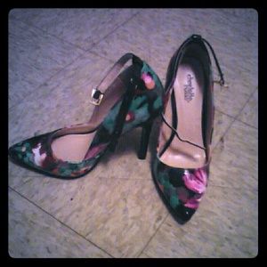 Floral pointy heel