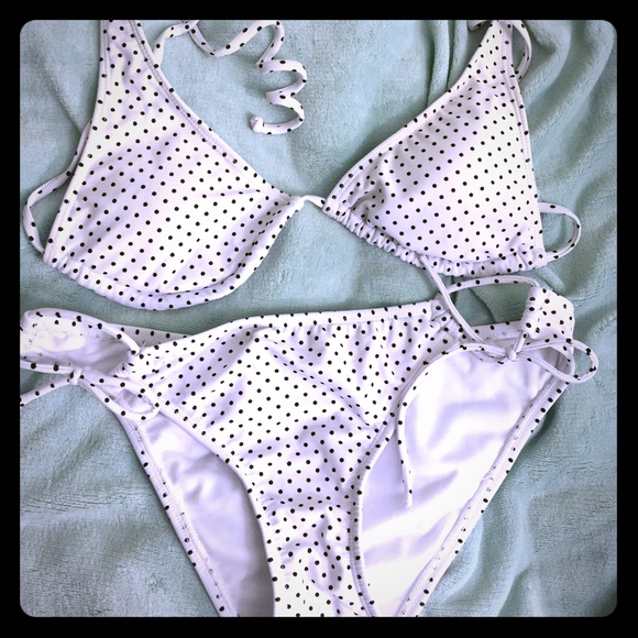 ⭐️ White and black polka dotted bakini