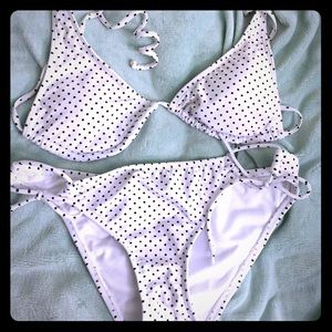 ⭐️ White and black polka dotted bakini