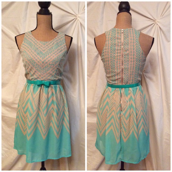 Dresses & Skirts - Cute khaki an sea foam green sundress
