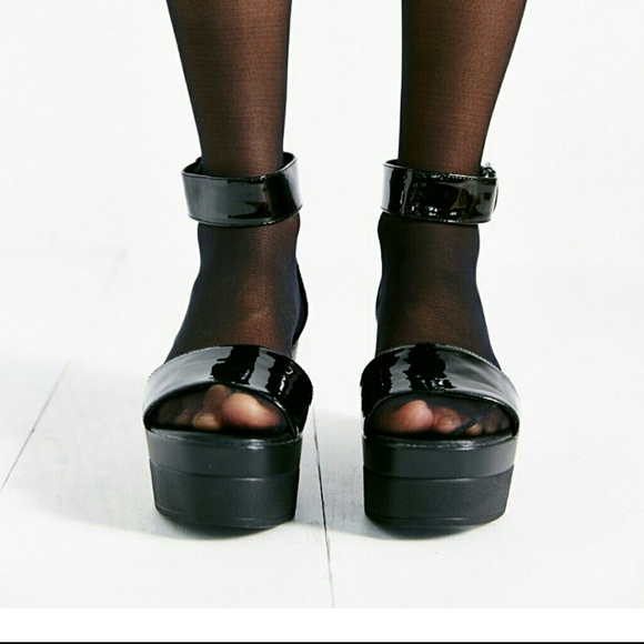 Silence + Noise Demi Flatform Sandal