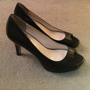 Peep toe leather pump