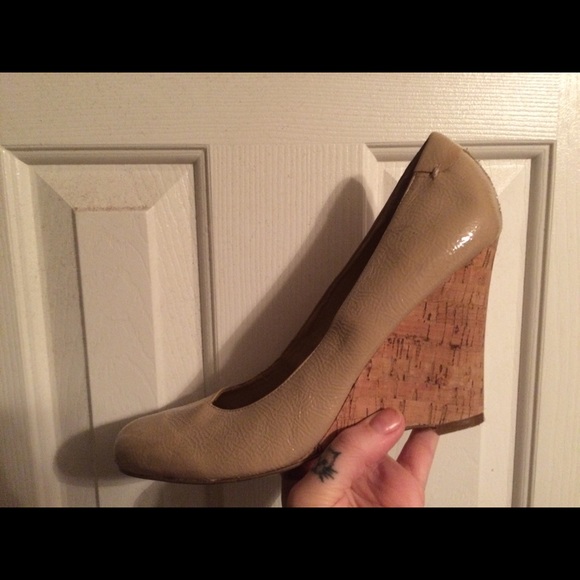 Nine West beige patent wedges