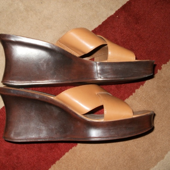 Nine West Platform wedge size 6. Worn twice.