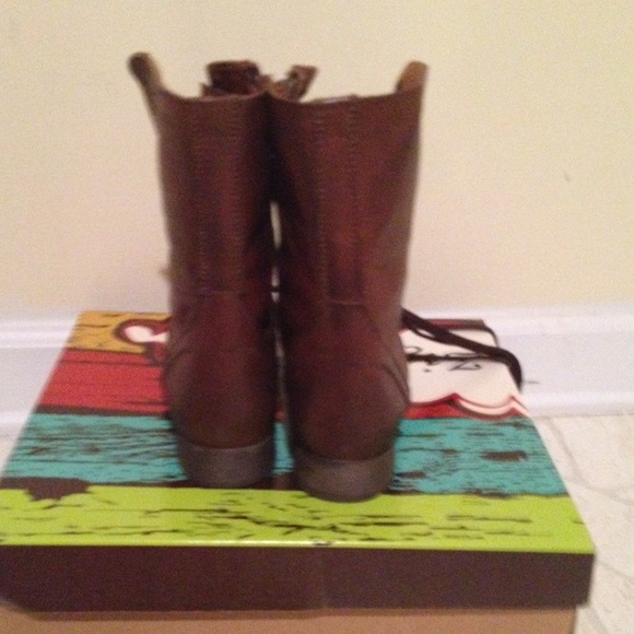 Boots - Picture 4 of 4