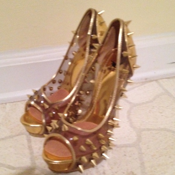 Shoes - Picture 2 of 4