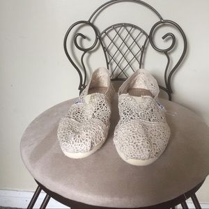 TOMS Off-White lace sneakers. Size 7.5