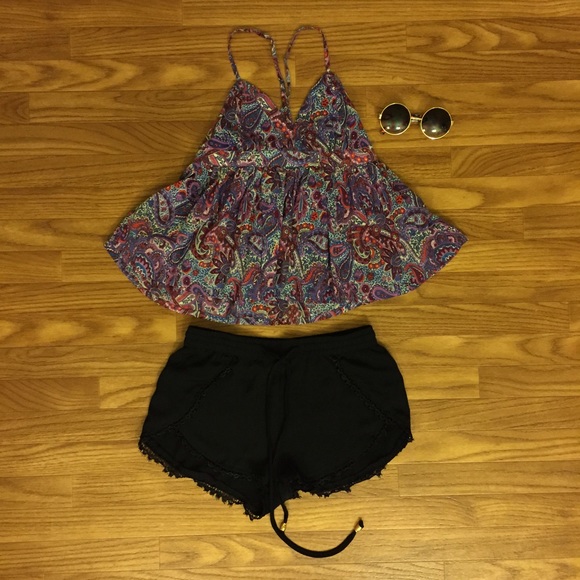 ❌❌❌Solddd❌❌❌Paisley cross cross top